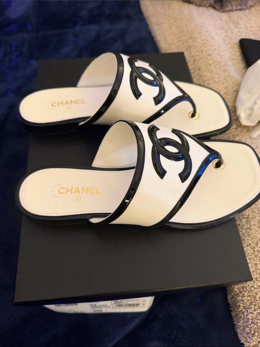 CHANEL White Leather Thong Sandals with Black Patent CC Logo - Picture 4 of 6